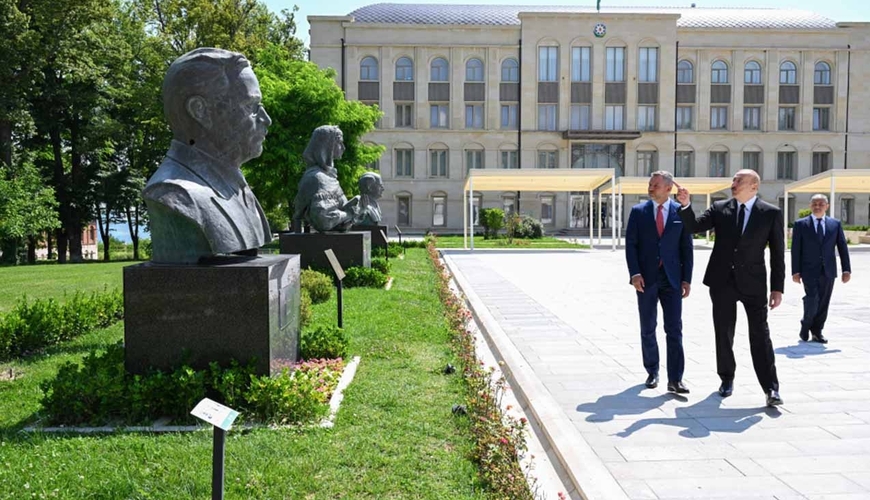 İşğal dövründə güllələnmiş büstlərə baxdılar 