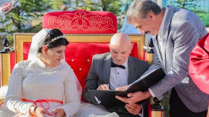 86 yaşlı kişi ilə nikah təzələdi: 54 yaşında ilk dəfə gəlinlik geyindi - VİDEO