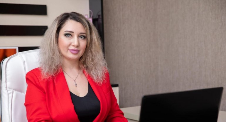 Məşhur aparıcı ilə psixoloq arasında QALMAQAL – “Sənin özünə müalicə lazımdır”