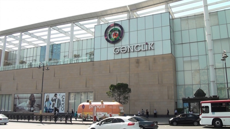 "Gənclik Mall"un tualetində qadınların telfonlarını oğurladılar