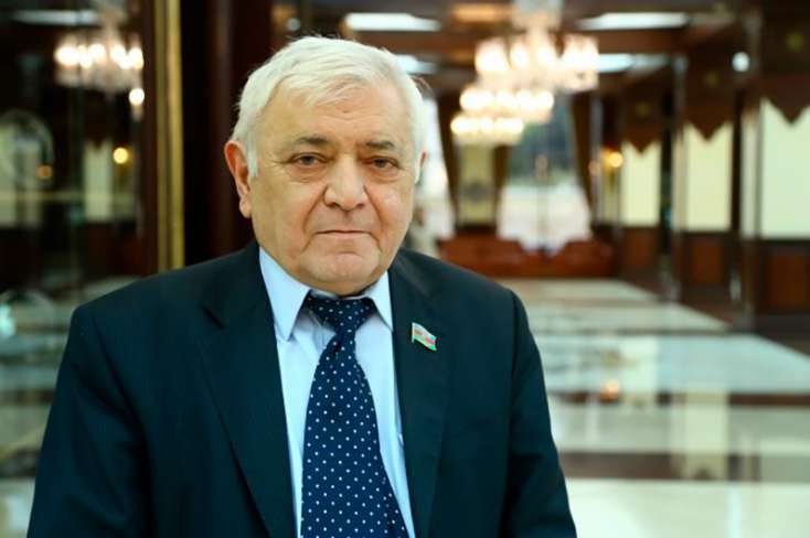 “Müəllimlərə hədiyyə verilməsinin tərəfdarıyam” - Aqil Abbas