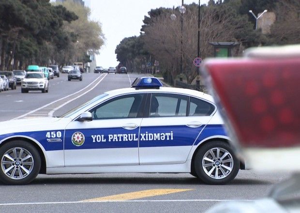 "Şıxov" çimərliyinin qarşısından keçən yolda polis maşını piyadanı vurdu