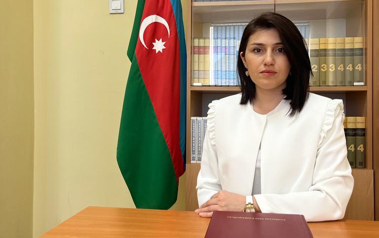 Müəllim direktoru məhkəməyə verdi