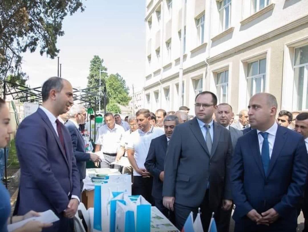 Nazirin "kopya"sı olan şəxs kimdir? - Gündəm olan foto haqqında
