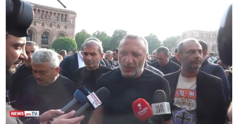İrəvanda oturaq aksiya elan olundu - etirazçılar hökumət binası qarşısında
