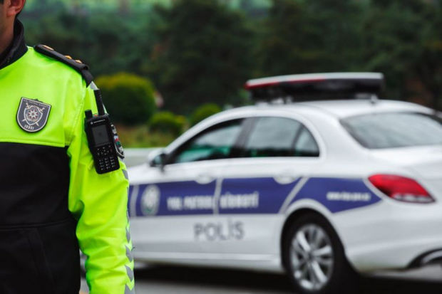 Yol polisinin gizli yerdə dayanıb, cərimə yazması qanunidir?
