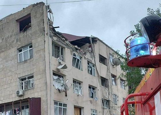 Azərbaycanda yaşayış binasında partlayış: ölənlər var - VİDEO
