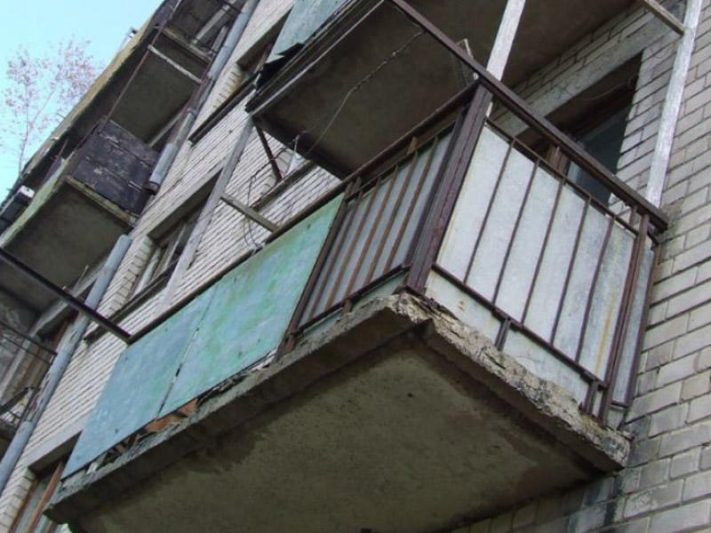 Bakıda eyvan gənc qızın başına uçdu