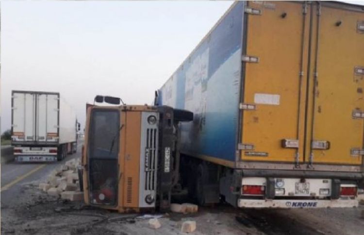"Kamaz" TIR-la toqquşdu - ÖLƏN VAR