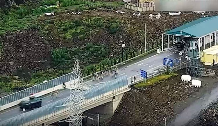 Azərbaycan Laçın yolunda beton arakəsmələr quraşdırdı - VİDEO