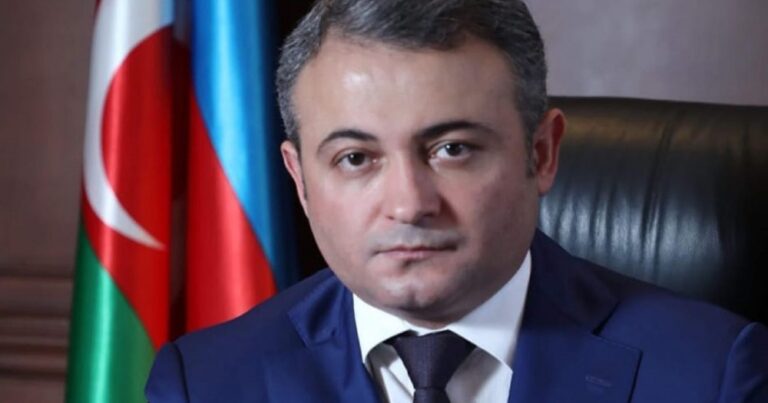 Bütün vətəndaşların piyada getdiyi parka AzTV sədri niyə maşınla gedir? – FOTO