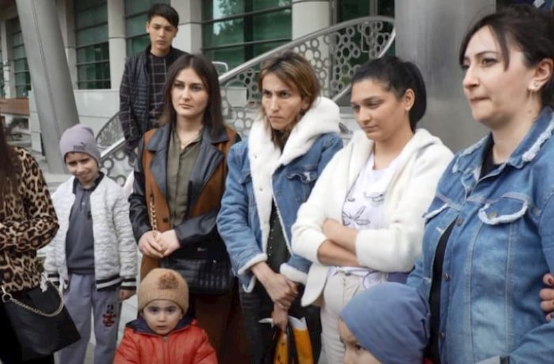 Xəstə uşaqları olan valideynləri aldadıb pullarını aldı - Video