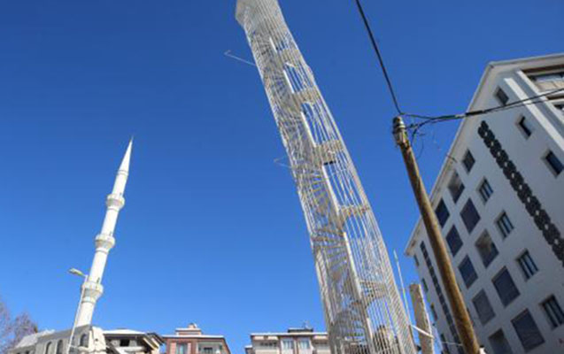 Beşmərtəbəli binanın yalnız yanğın pilləkəni salamat qaldı - Foto