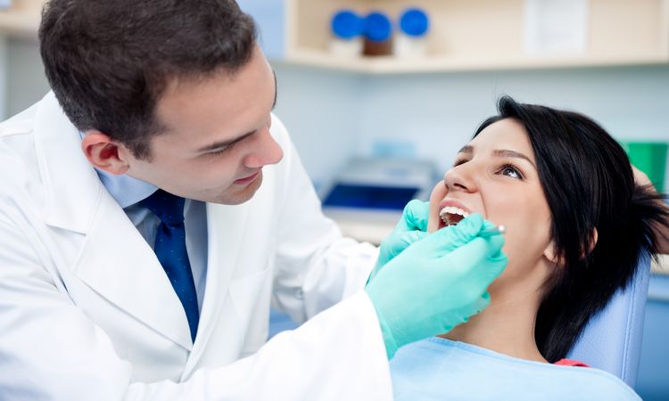 Diş həkimi implantlar haqqında mifləri dağıtdı