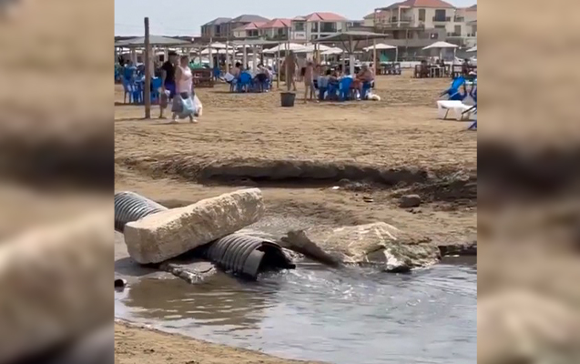 Bakıda çimərliyin düz yanında kanalizasiya suyu axır - Video