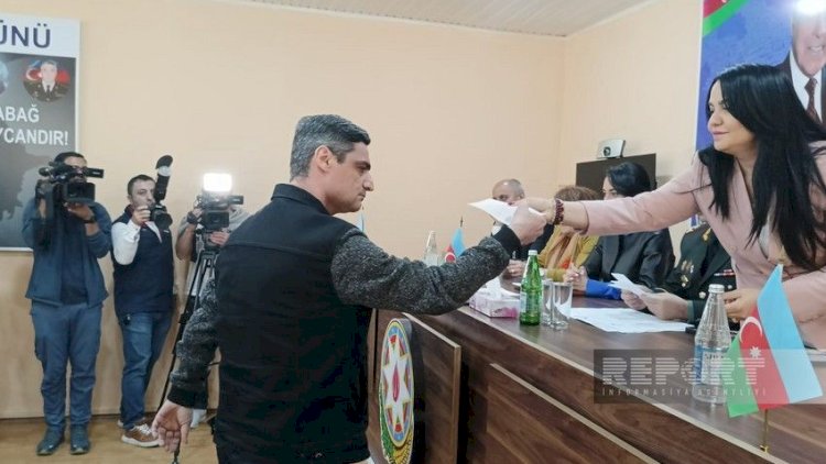 Həbsdəki nazir müavini azadlığa belə çıxdı - FOTO