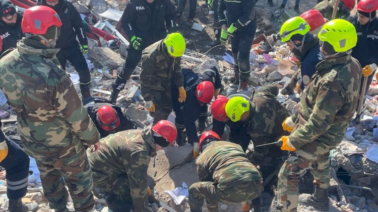 Xilasedicilərimiz 37 nəfəri dağıntılar altında sağ çıxardı - Video