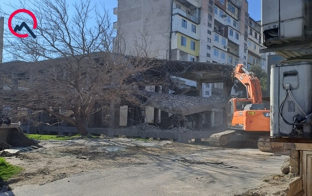 Bakıda tikintisi yarımçıq dayandırılan bina sökülür - Foto