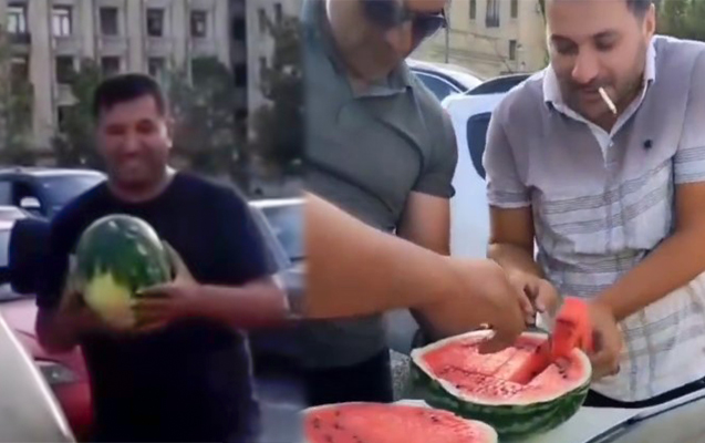 Saatlarla tıxacda qalan sürücülər qarpız kəsib yedilər - Video